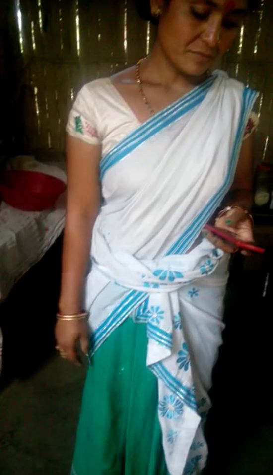 Desi Boudi/Bhabi blowjob in sari.